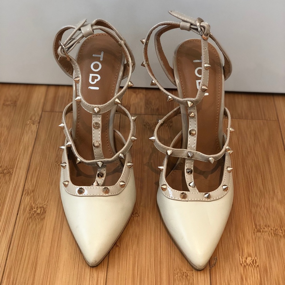 Cream pointed heel with gold studs